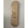 Skateboard Deck aus Birkenholz. Lasergraviert mit dem Schriftzug Home Sweet Home
Ideal als Deko-Artikel